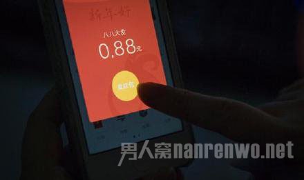 男子趁等红灯抢红包
