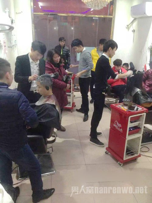 理发店顾客爆棚