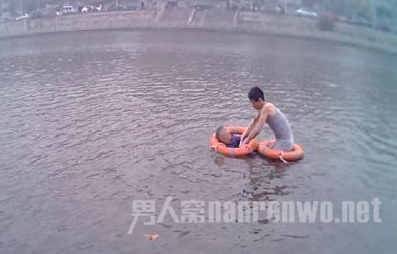 男子跳入河中托起老人