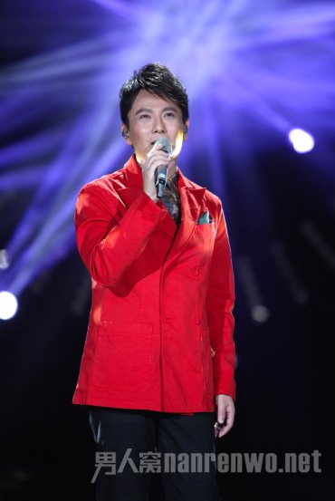 张信哲一身红装