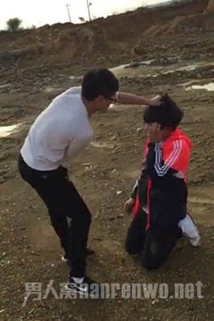 被打男生全程不敢反抗