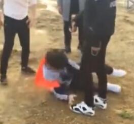 初中男生邀请女同学看电影 遭人嫉妒被群殴