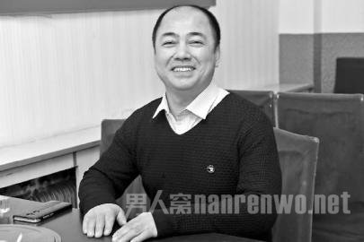 男子8年捐20助4名贫困生上学 致电媒体:求求你表扬我