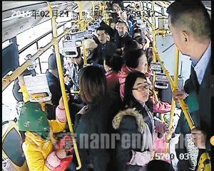 老人在公交车上对孕妇进行打骂，并用手指孕妇的头(红圈处) 
