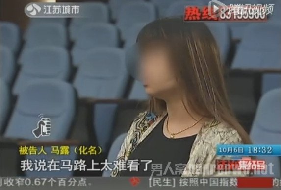 醉酒女当街撒尿