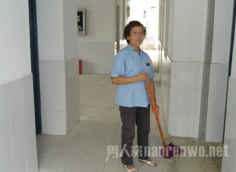 8旬老太当清洁工遭辞退：她很勤快 但摔倒了赔不起