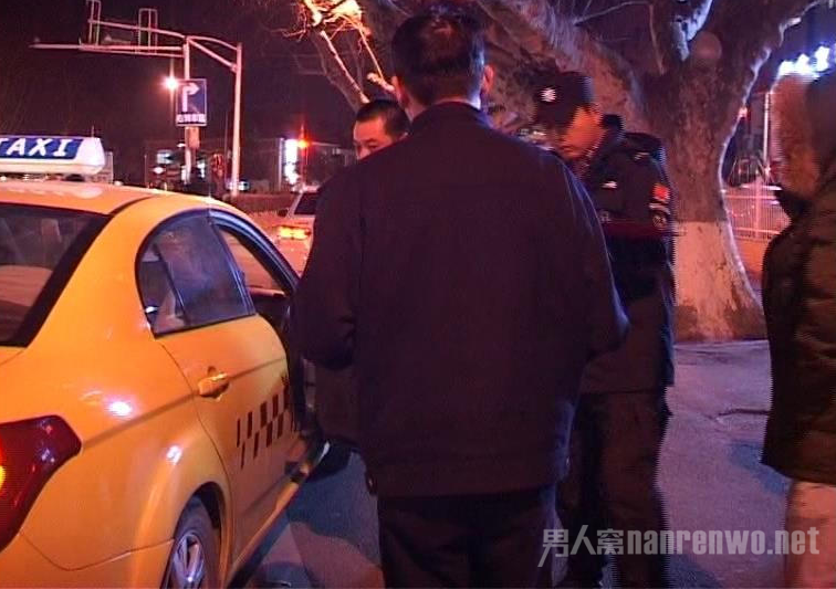 的哥吐痰飞到路人脸上