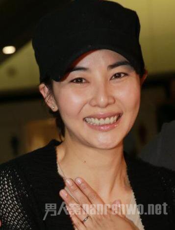 郑伊健老婆笑容灿烂