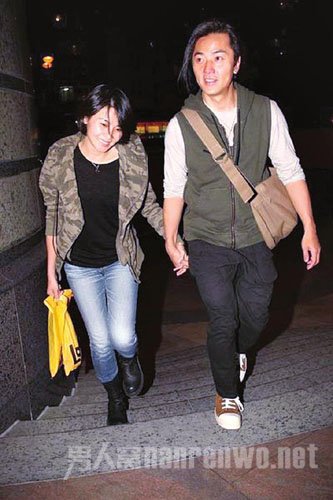 郑伊健和老婆手牵手