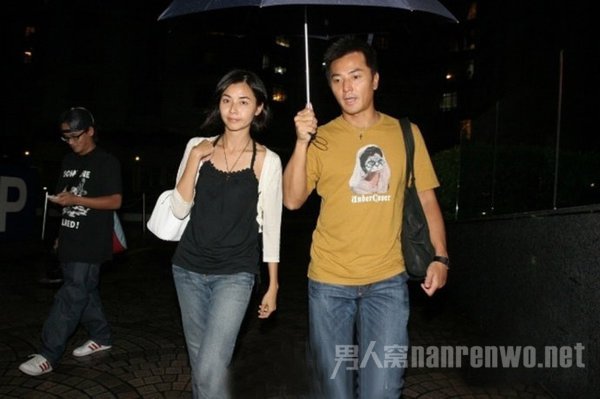 郑伊健夫妇现身
