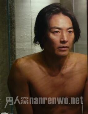 郑伊健身上刀疤明显