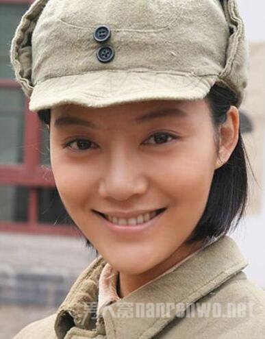 车晓昔日的军装造型，裸妆也很美丽