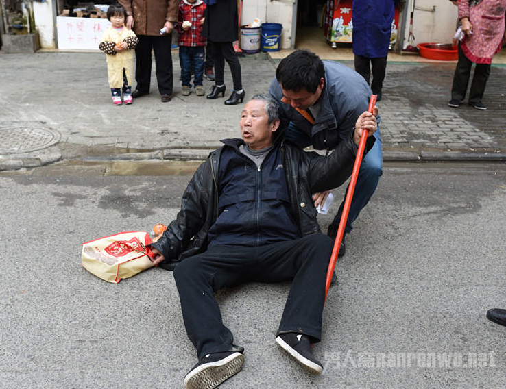 男子扶起悄然离去
