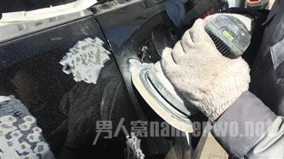 部分爆炸受损车辆，车门、车漆等外观严重受损