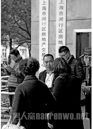 上海市民裹被子排队抢房