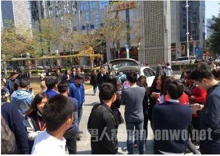 男子为挽留女友送一车卫生巾