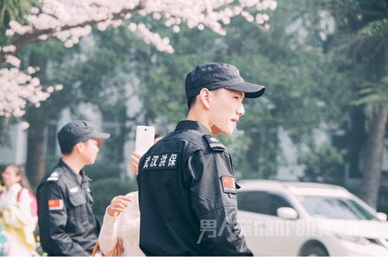 武大樱花节最帅保安