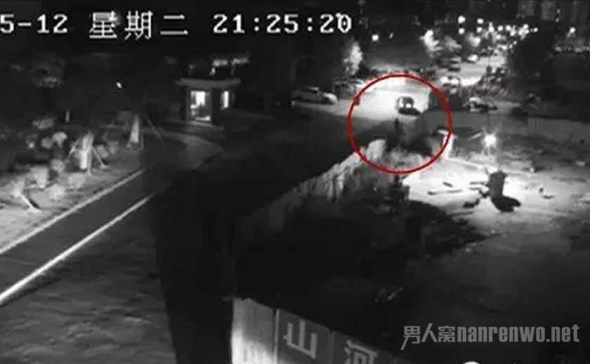 情侣马路中吵架女生跑下车