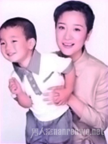 陈小艺抱着儿子