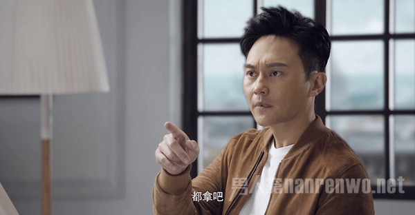 张智霖竖大拇指“点赞”
