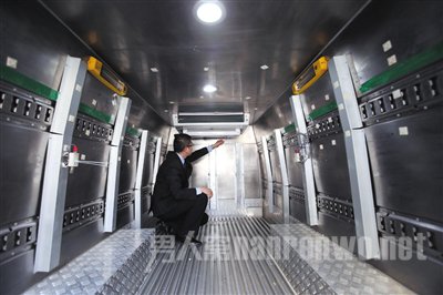 19日，云南昆明，疫苗全程乘坐“保姆车”内部恒温恒湿