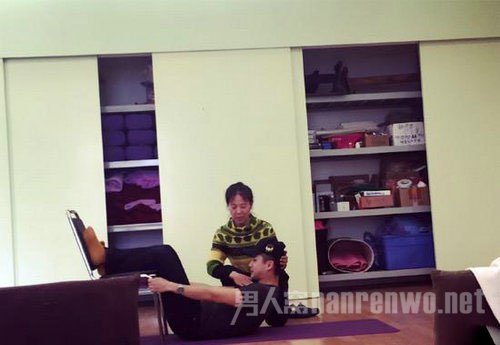 陪弦子上孕妇课显尴尬