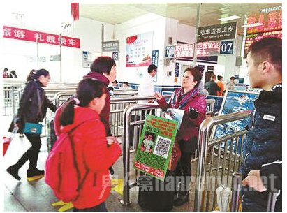 张雪霞走到哪里，都会在胸前挂一个寻找儿子的绿色牌子