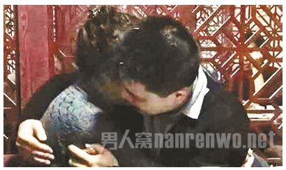 25年后，母子重逢抱头痛哭