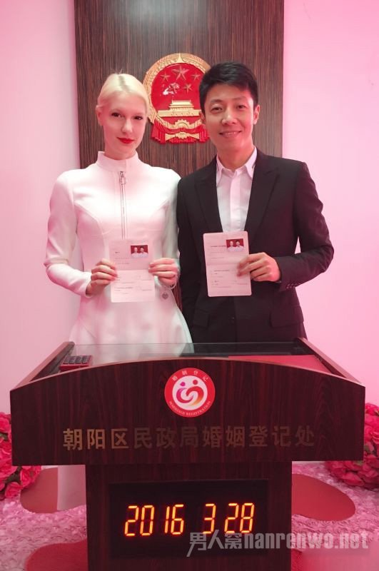 撒贝宁与外籍女友领证