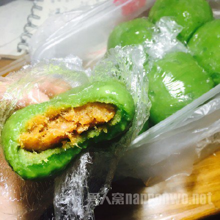 清明节突起的美食网红：咸蛋黄肉松青团:咸蛋黄茄子的做法