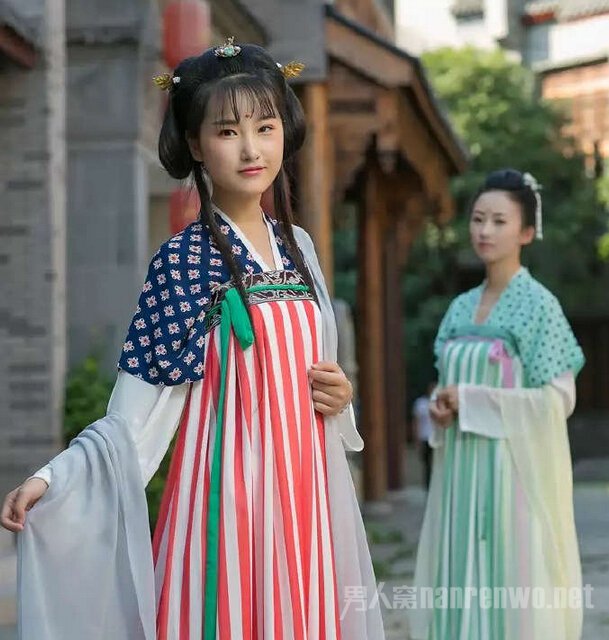 　　第一眼还以为现在连汉服都有美国国旗款了。。