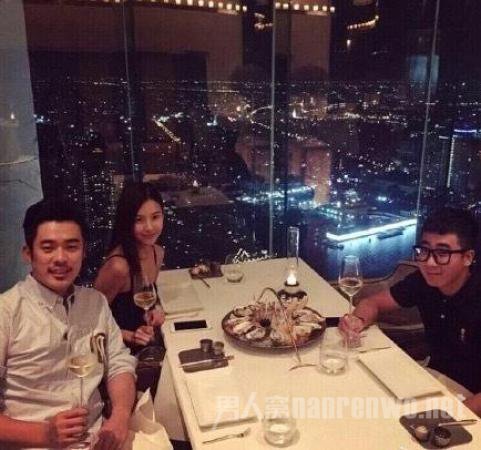 陈赫张子萱与友人聚餐