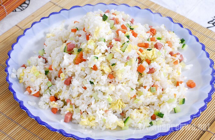 用少油蔬菜来配合炒饭
