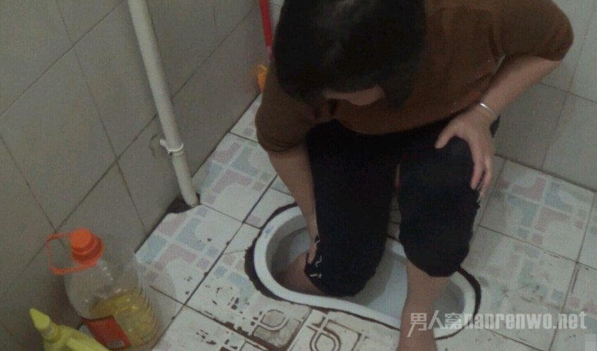 女子脚卡厕所坑口