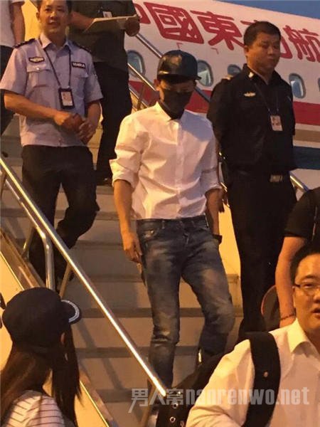 张杰下飞机