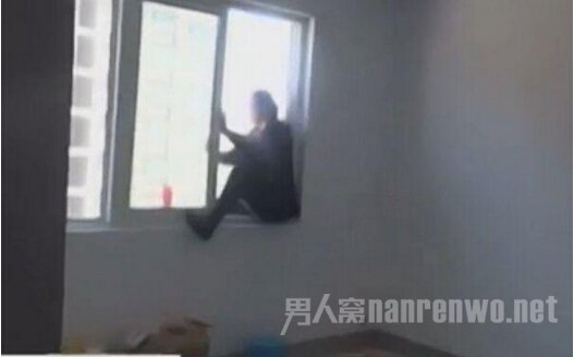女子坐6楼窗台欲跳楼 