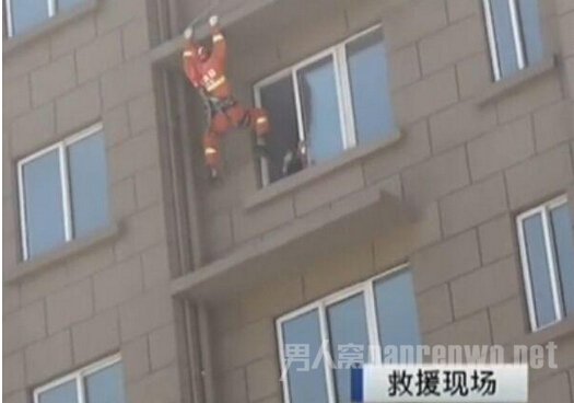 消防员踹女子回屋
