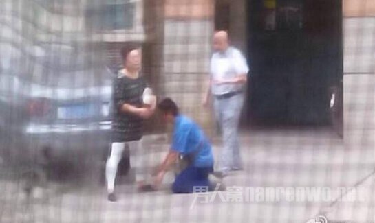 快递员给客户下跪