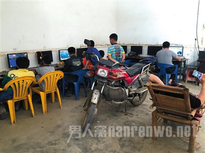 王宁攀湖南老家，学校外的黑网吧里，很多小学生在玩网游