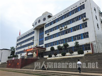父母花钱将王宁攀送进省重点祁东一中，但他仍辍学打工
