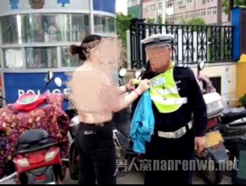 女子闯红灯被查脱衣
