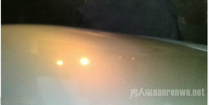 借助路灯反光看车漆