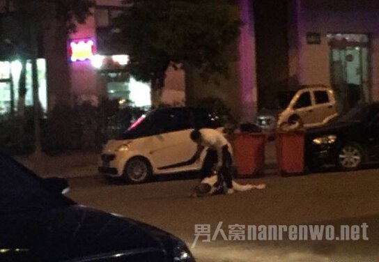 男子当街撕女子外裤进行非礼