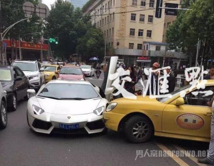 出租车违章掉头撞兰博基尼