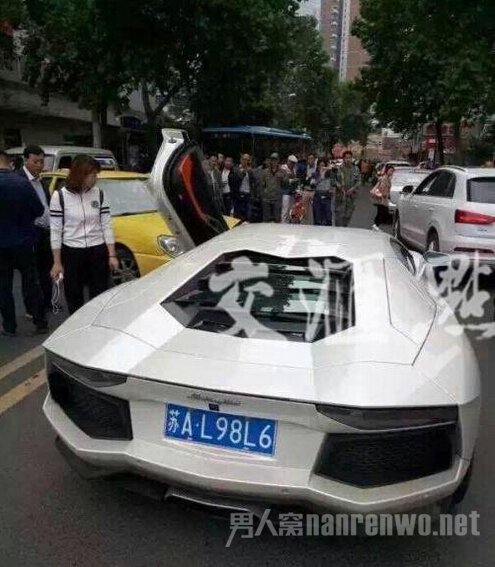 兰博基尼左侧车门前损毁严重