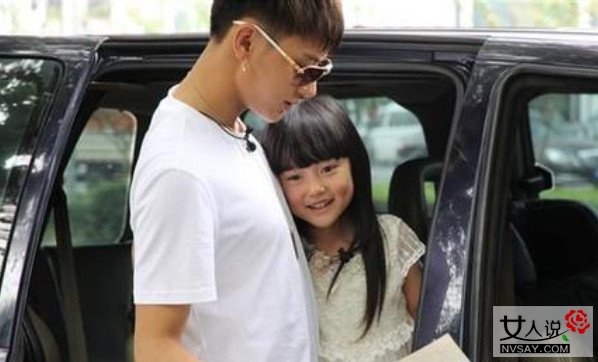 黄子韬女儿靠着黄子韬