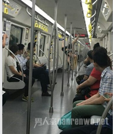 地铁上秀钢管舞