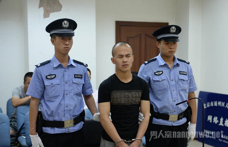 90后小伙上班迟到被罚做俯卧撑