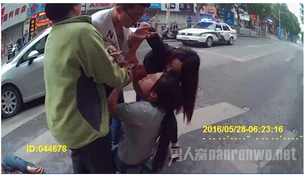 女司机酒后调戏警察