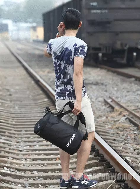 大logo的尼龙旅行包